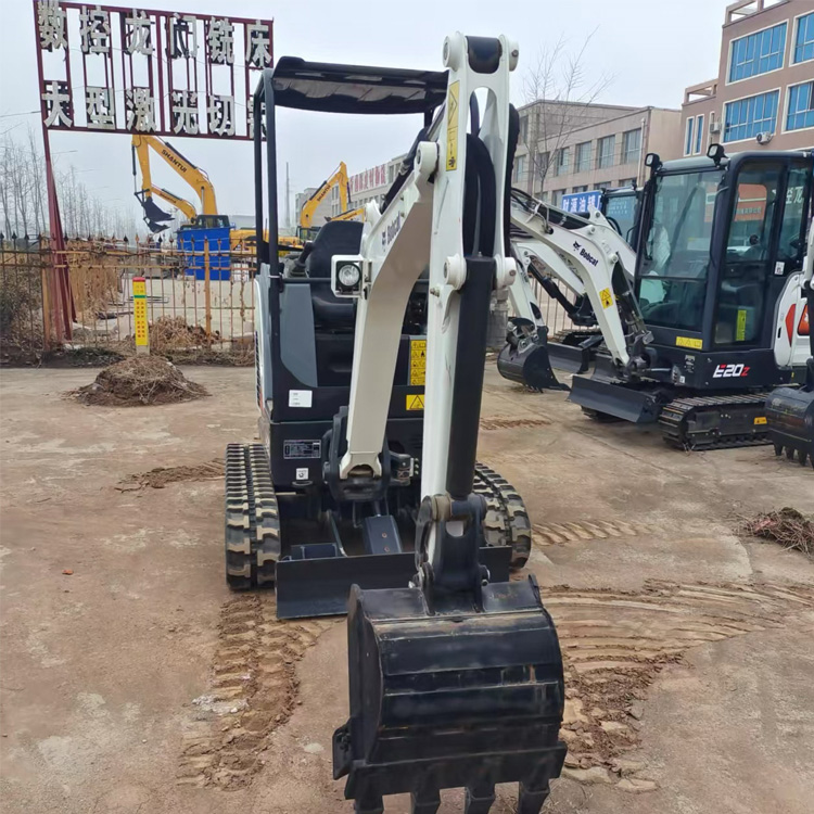 Мини-экскаватор для домашнего сада с резиновыми гусеницами